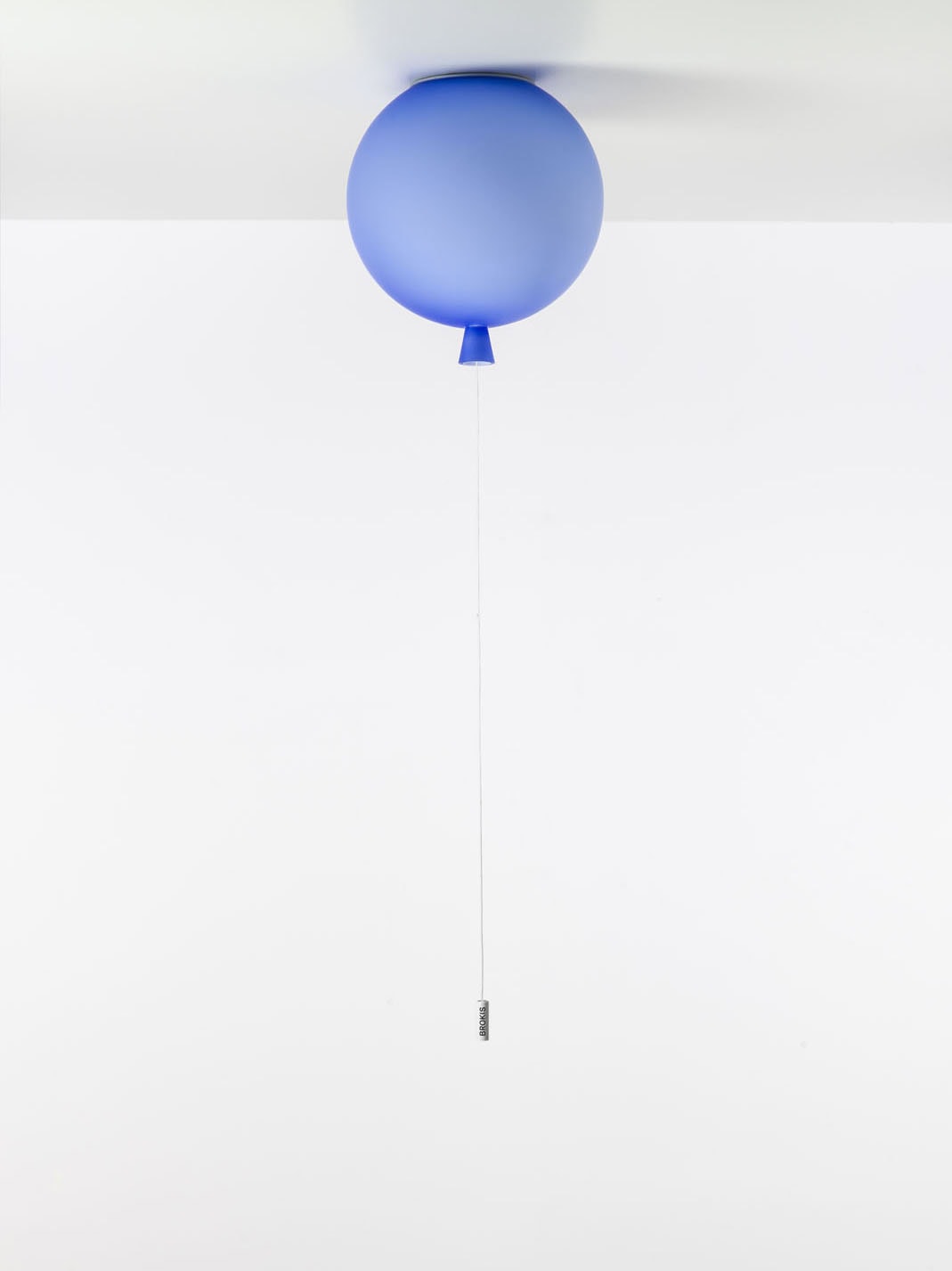 Brokis Memory Ceiling 250: a sculptural blue balloon floats against crisp white, tethered with a silver-weighted string.