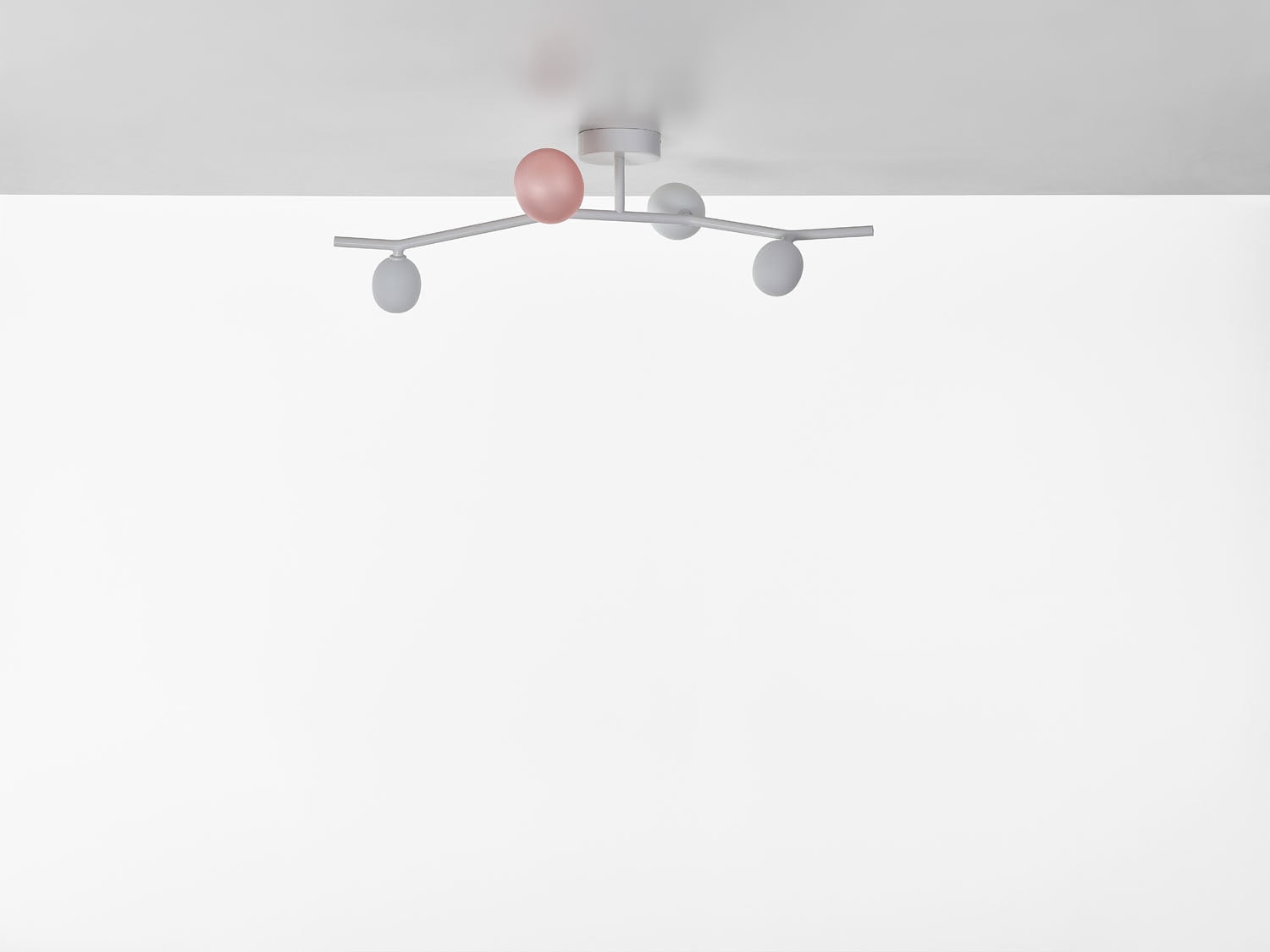 Brokis Ivy Ceiling 4: a sculptural, hand-blown white fitting with one pink and three white globes on slender white arms.