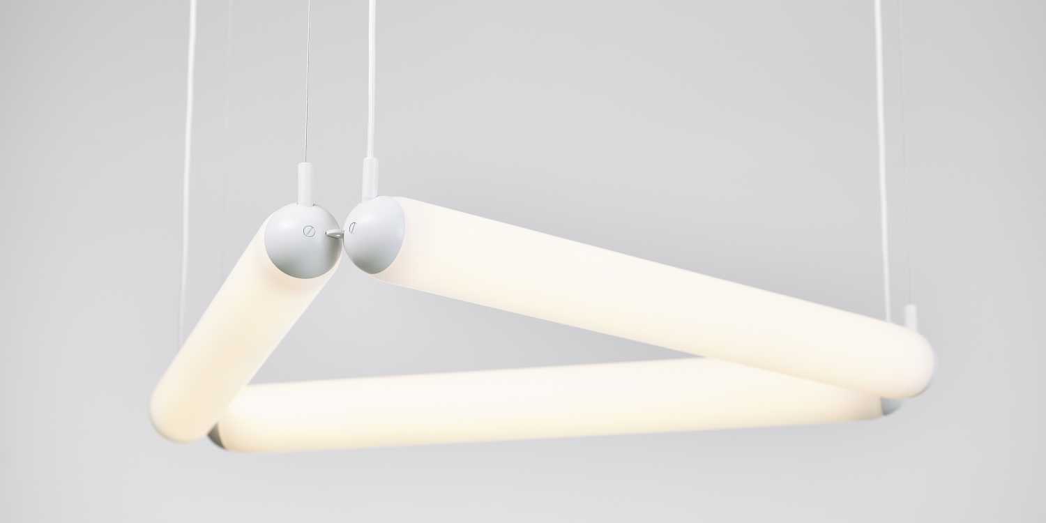 Brokis Puro Contour Triangle Chandelier: three sculptural LED bars form a luminous triangle, suspended in refined minimalism.